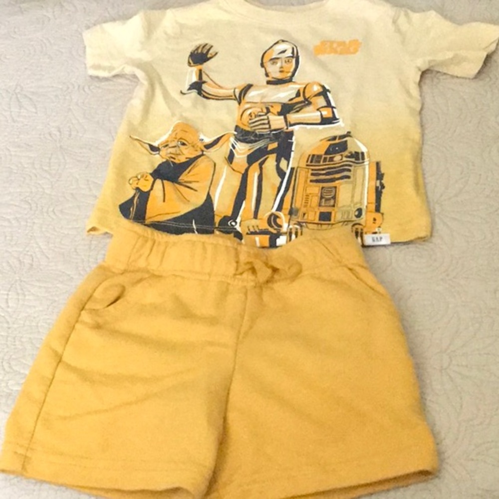 GAP STAR WARS TEE SIZE 12-18 MONTHS CAT & JACK SHORTS SIZE 18 MONTHS & CAT&JACK